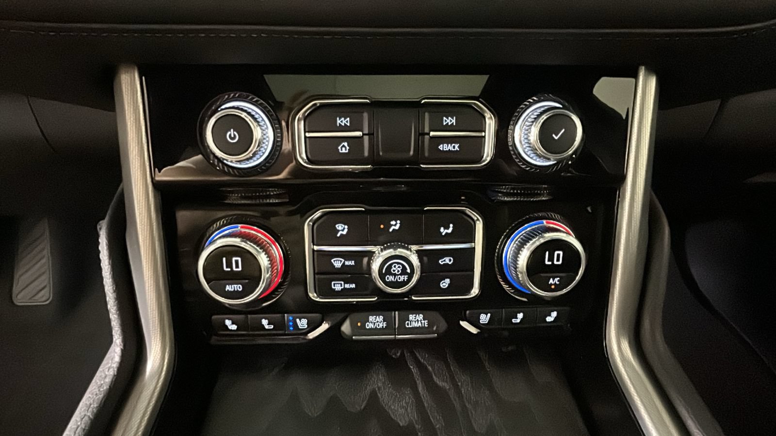Used 2024 GMC Yukon XL Denali w/ Advanced Technology Package AWD/4WD image 26