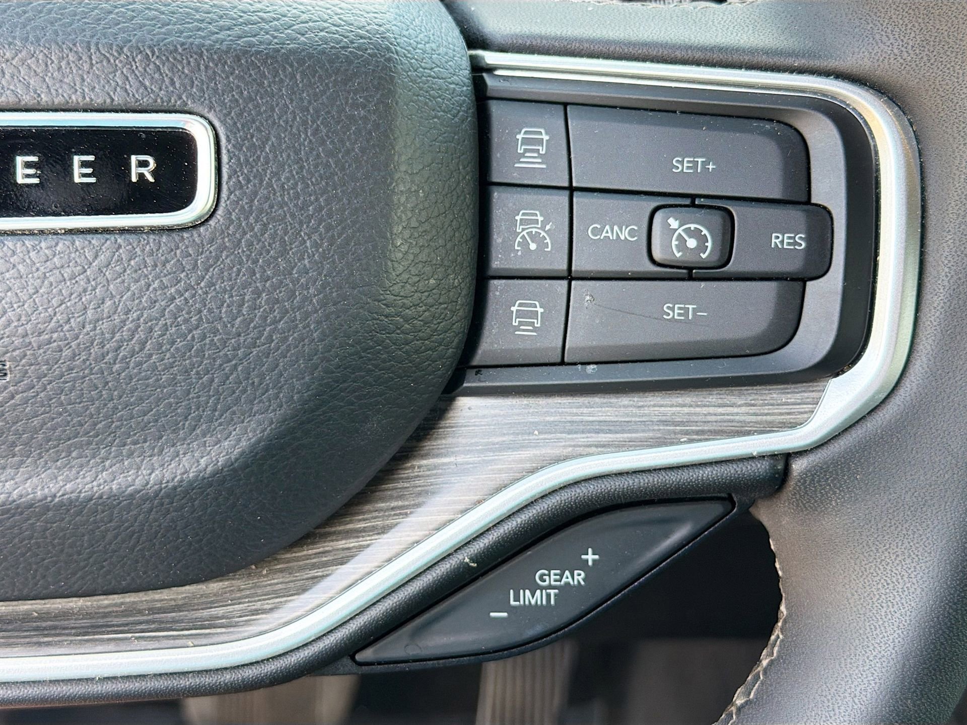 Used 2024 Jeep Wagoneer L Series II w/ Flexible Seating Group RWD image 19