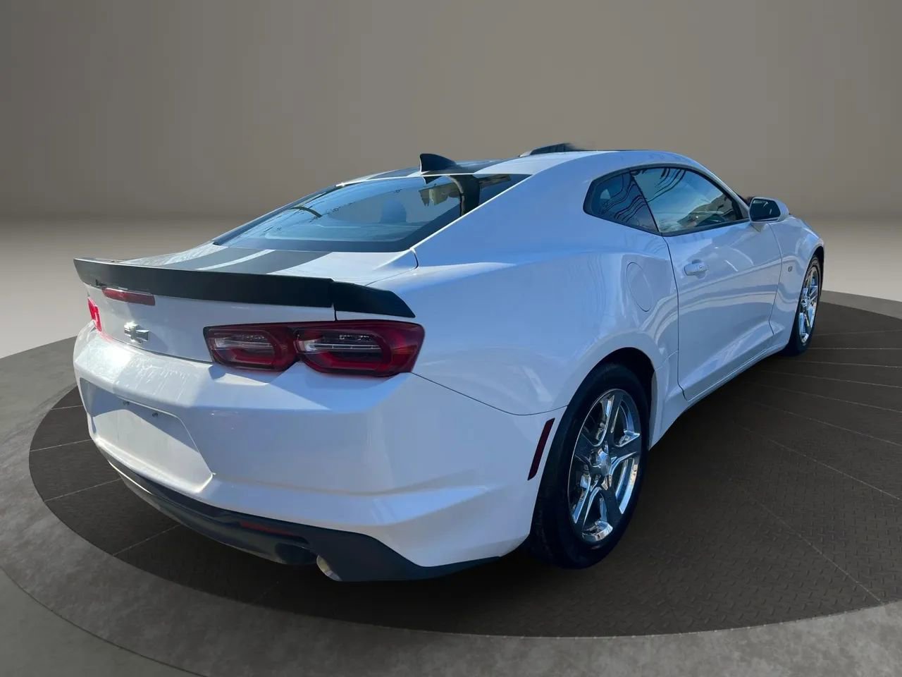 Used 2020 Chevrolet Camaro LT RWD image 5