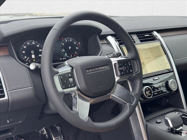 Certified 2024 Land Rover Discovery Dynamic SE image 3