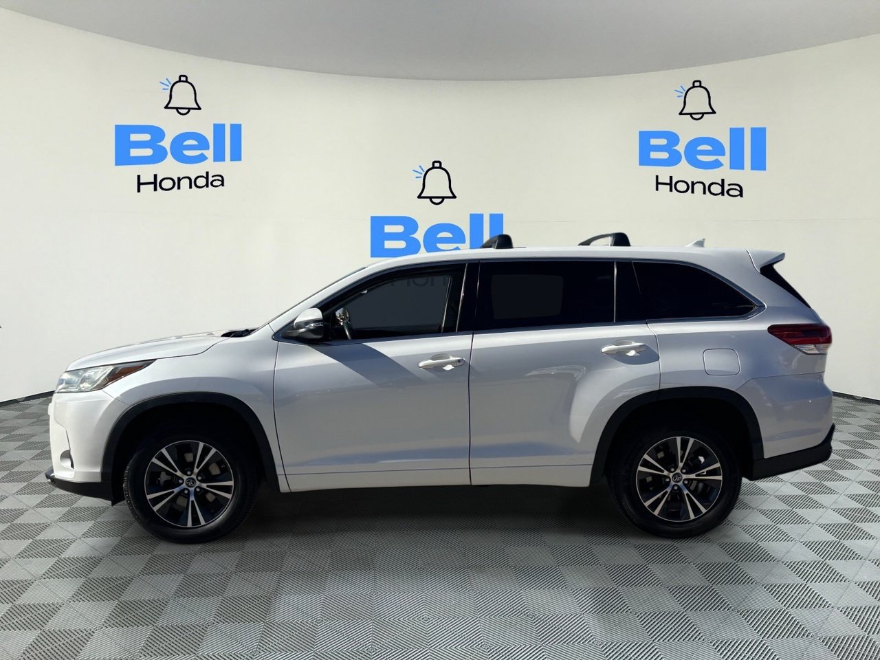 Used 2017 Toyota Highlander Plus w/ Carpet Mat Package FWD image 2