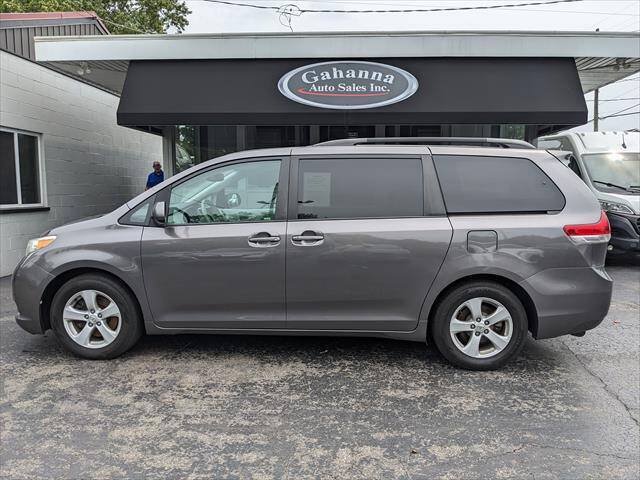 Used 2011 Toyota Sienna LE w/ Towing Pkg FWD image 2