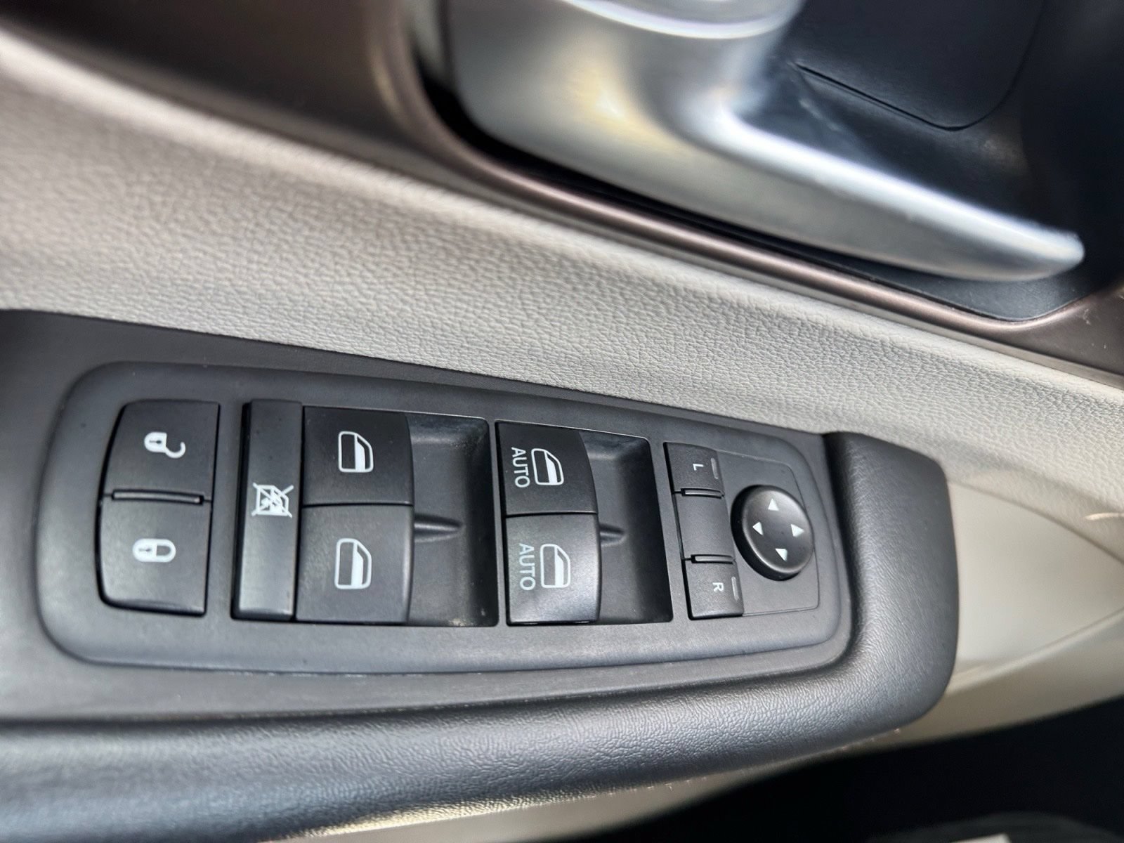 Used 2018 Chrysler Pacifica Touring w/ Tire & Wheel Group FWD image 17