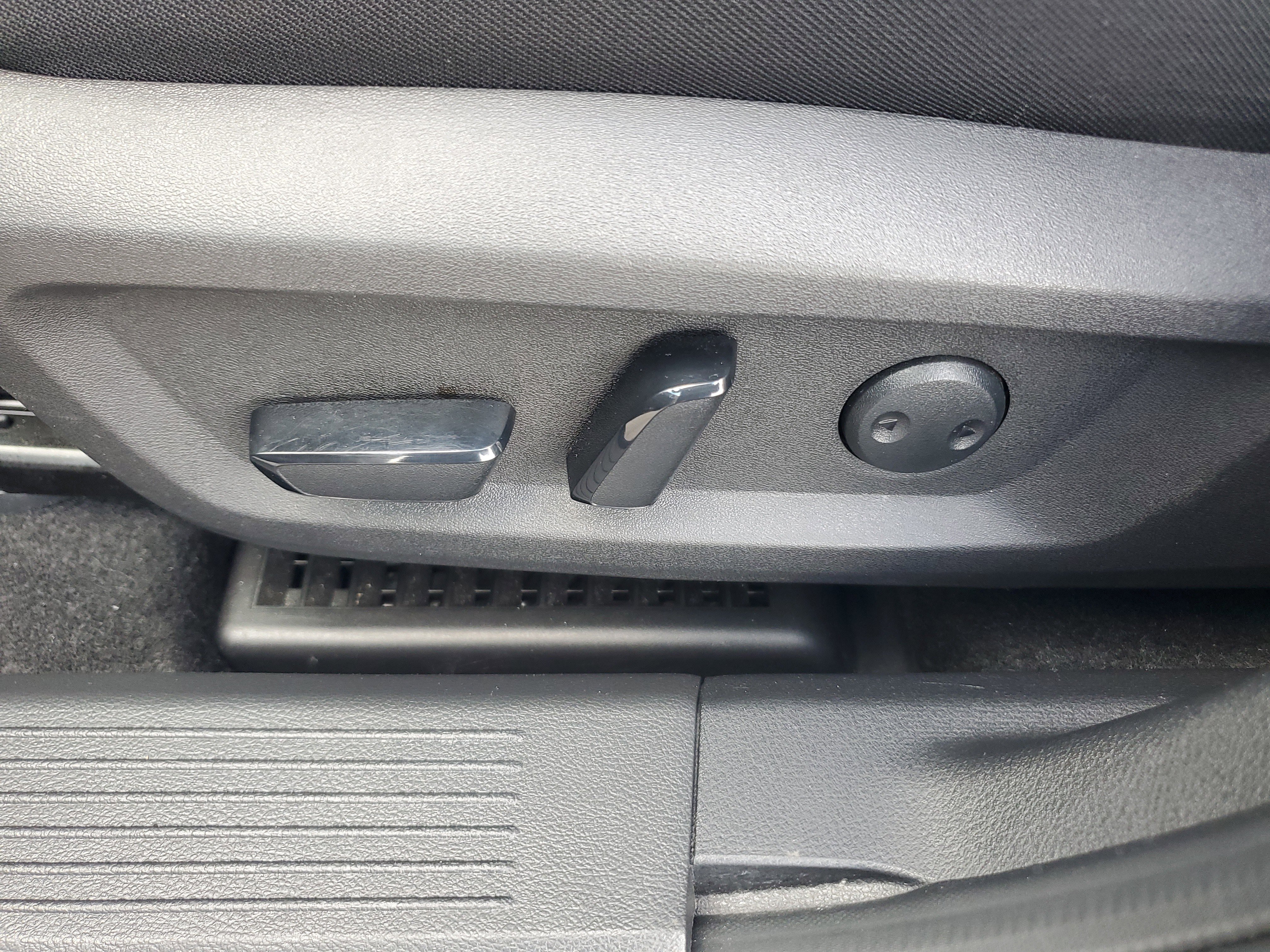 Used 2023 Nissan Rogue SV image 12