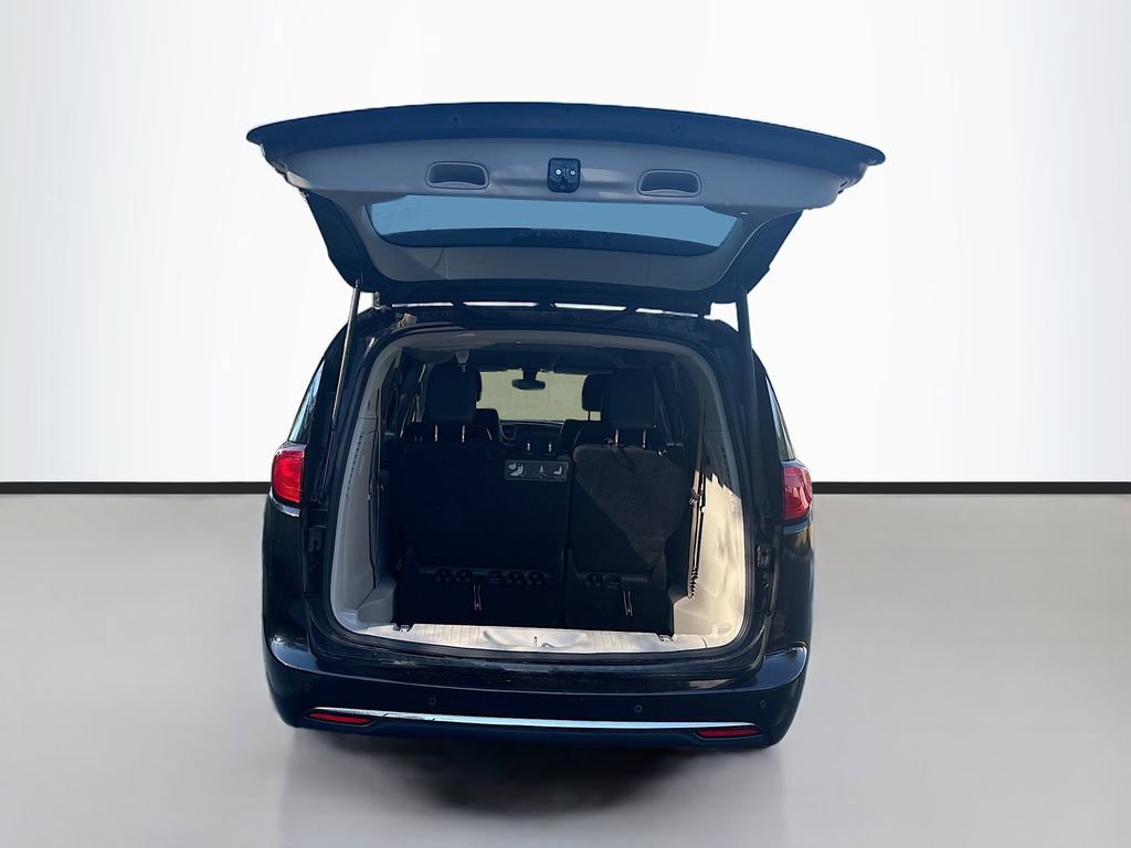Used 2019 Chrysler Pacifica Touring-L image 9
