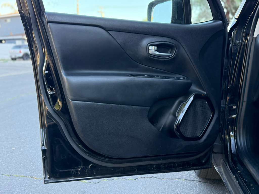 Used 2017 Jeep Renegade Altitude image 16