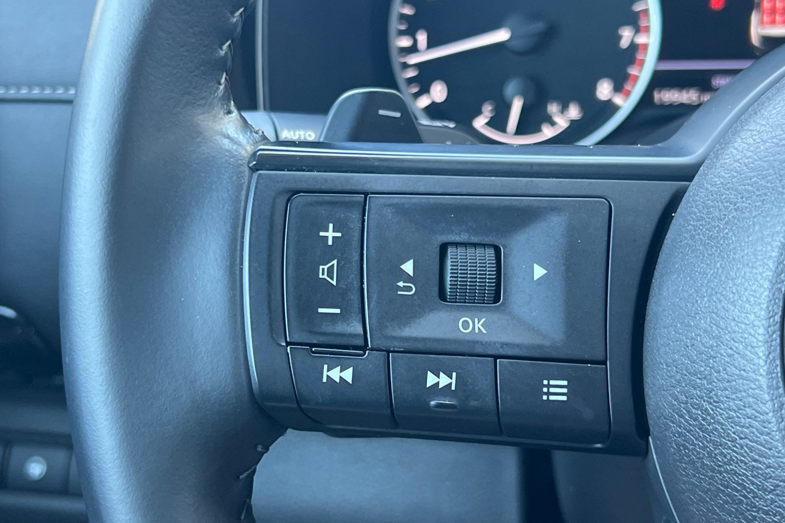 Certified 2025 Nissan Pathfinder SV FWD image 28