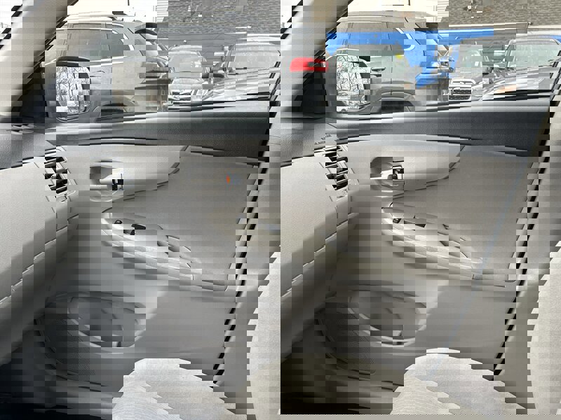 Used 2013 Toyota Corolla LE image 11