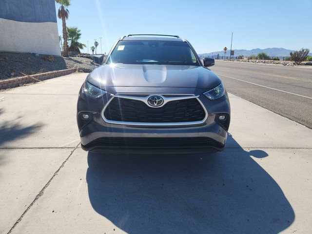 Used 2025 Toyota Highlander XLE image 2