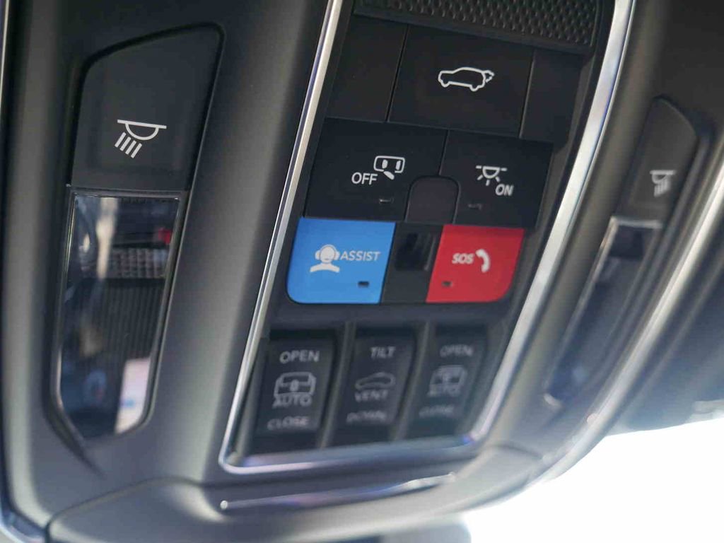 New 2025 Jeep Grand Cherokee Limited w/ Luxury Tech Group II image 36