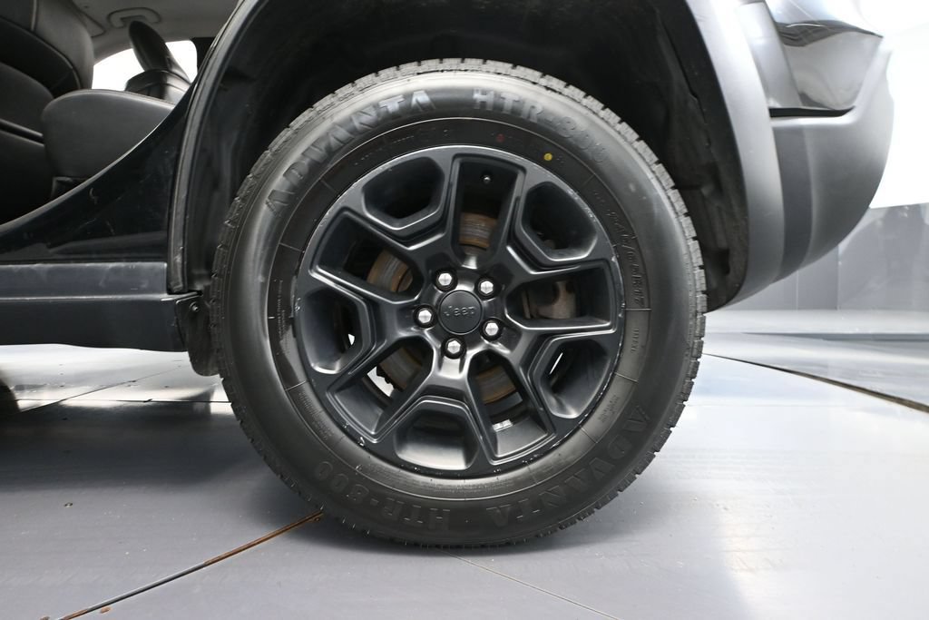 Used 2019 Jeep Cherokee Trailhawk w/ Cold Weather Group AWD/4WD image 14