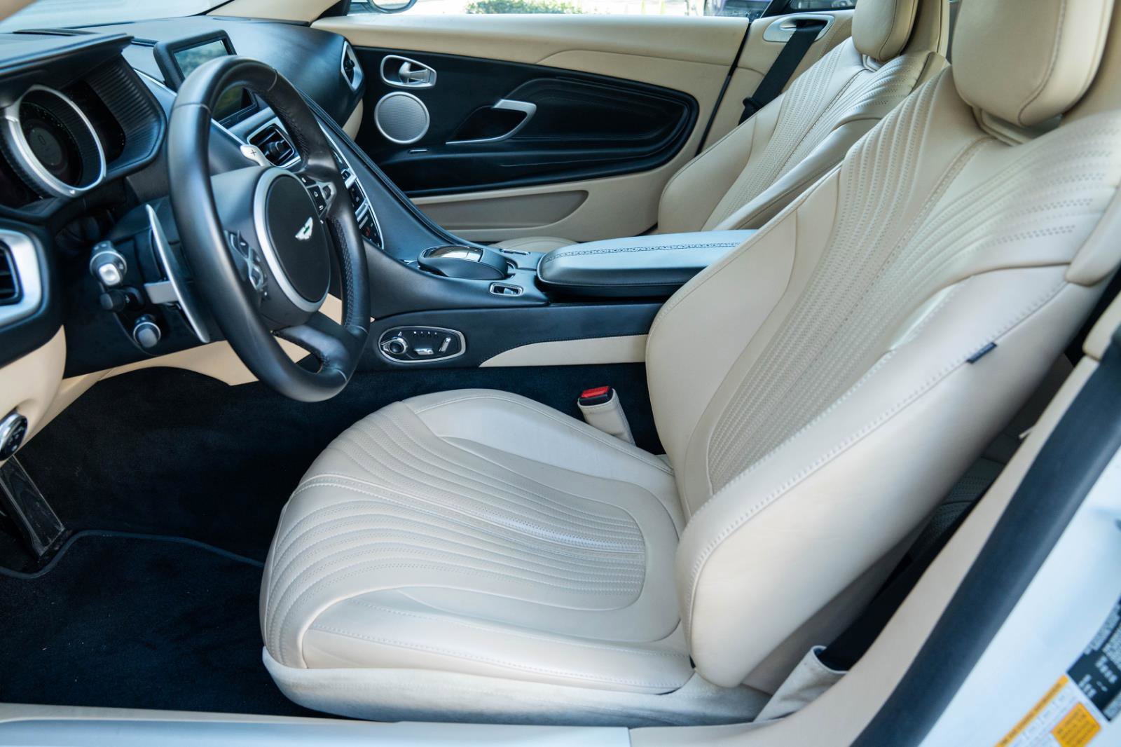 Used 2019 Aston Martin DB11 Volante image 4