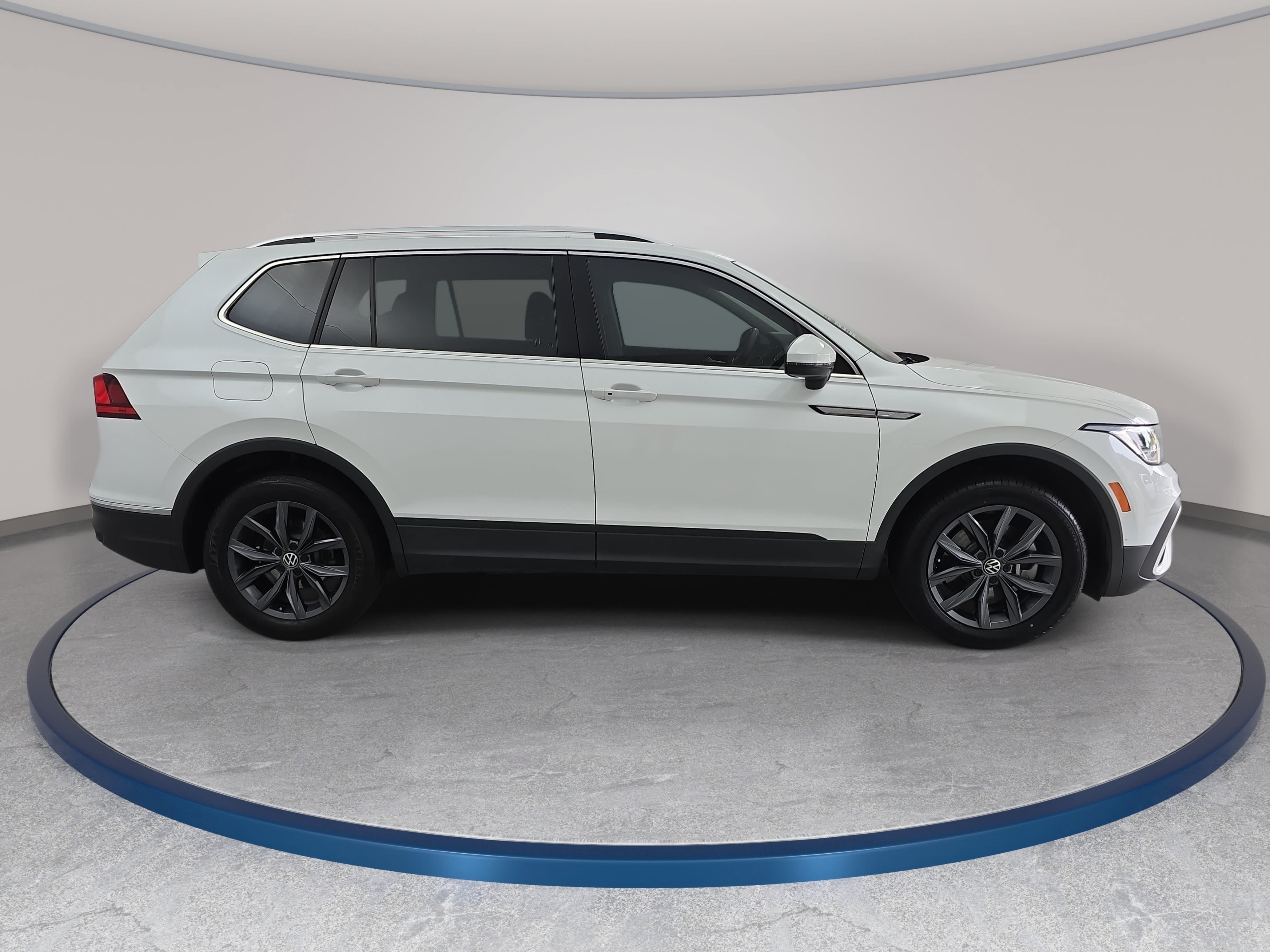 Used 2023 Volkswagen Tiguan SE FWD image 4