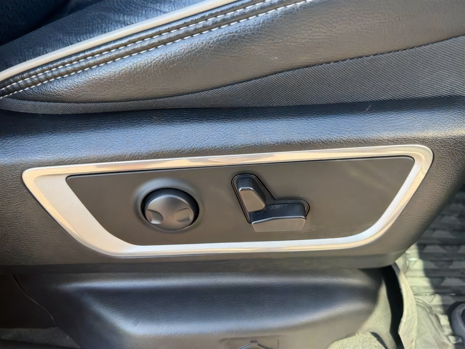 Used 2023 RAM 1500 Laramie AWD/4WD image 13