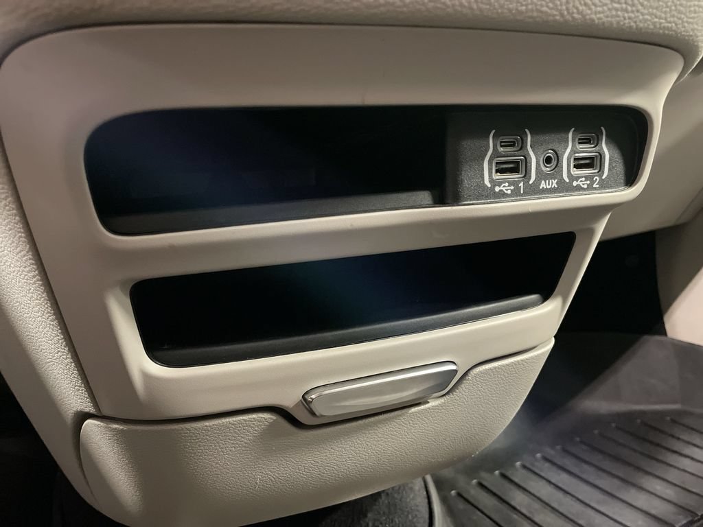 Used 2023 Chrysler Pacifica Touring-L AWD/4WD image 33