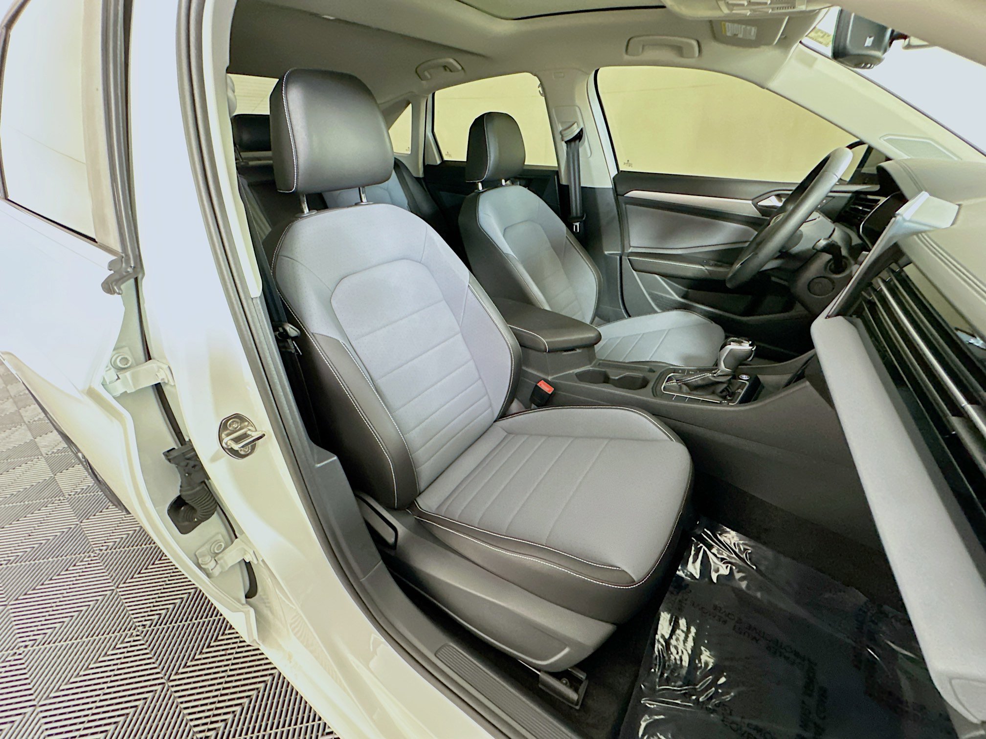 Used 2025 Volkswagen Jetta SE FWD image 28