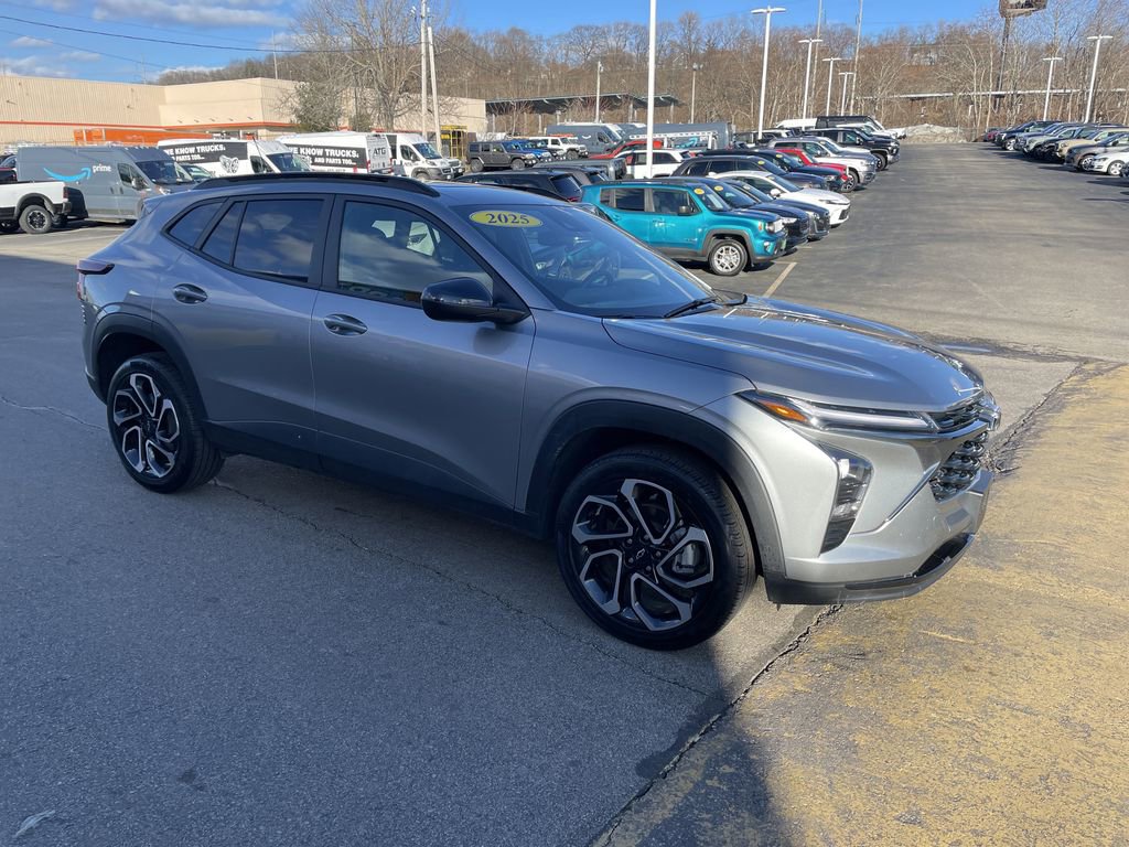 Used 2025 Chevrolet Trax RS w/ Sunroof Package image 6