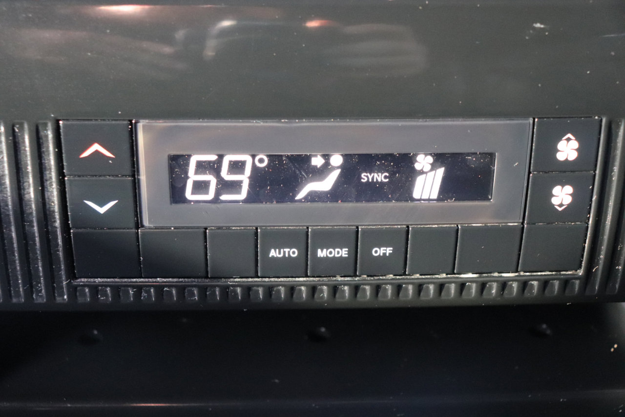 Used 2024 Jeep Wagoneer L Series II w/ Flexible Seating Group image 23