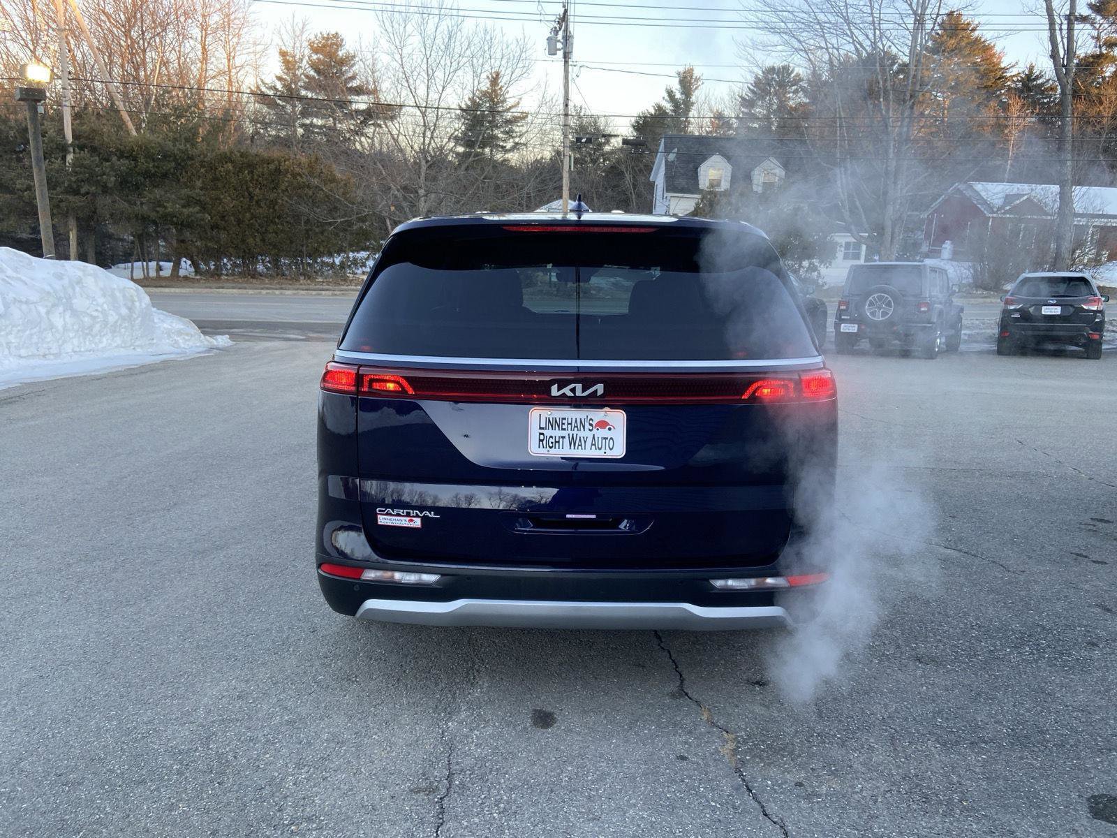 Used 2024 Kia Carnival LX image 4