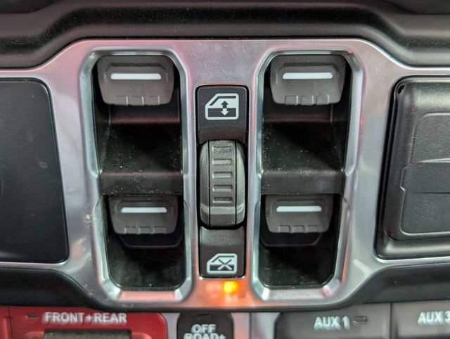Used 2024 Jeep Gladiator Rubicon w/ Safety Group AWD/4WD image 17