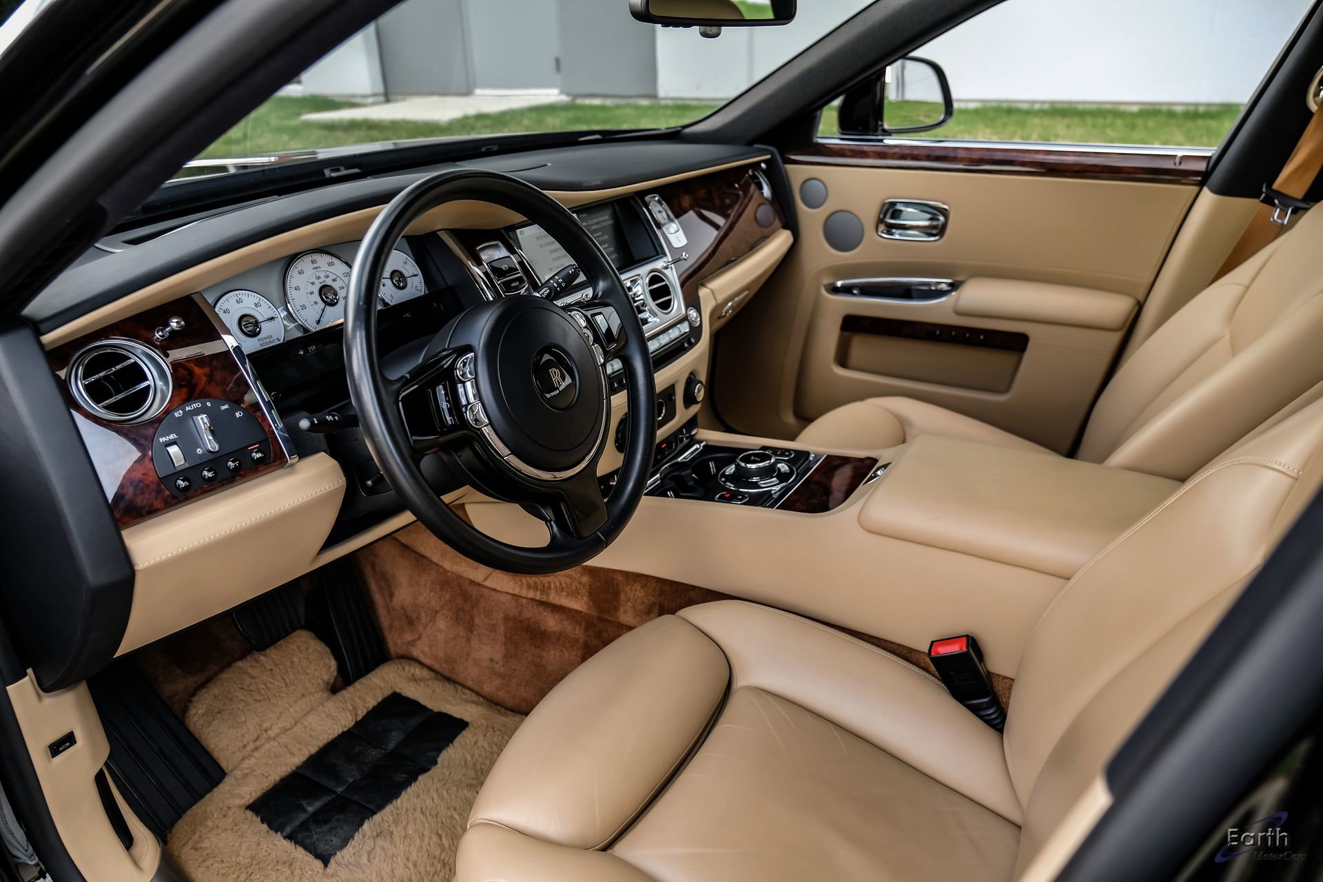 Used 2017 Rolls-Royce Ghost RWD image 2