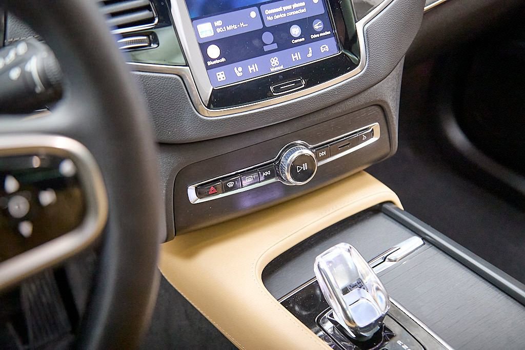 Certified 2023 Volvo XC90 T8 Ultimate w/ Protection Package Premier image 15