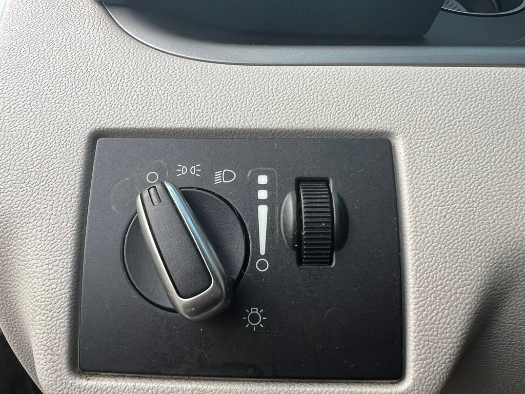 Used 2012 Volkswagen Routan SE FWD image 22