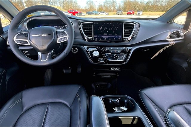 Used 2025 Chrysler Pacifica Select image 7
