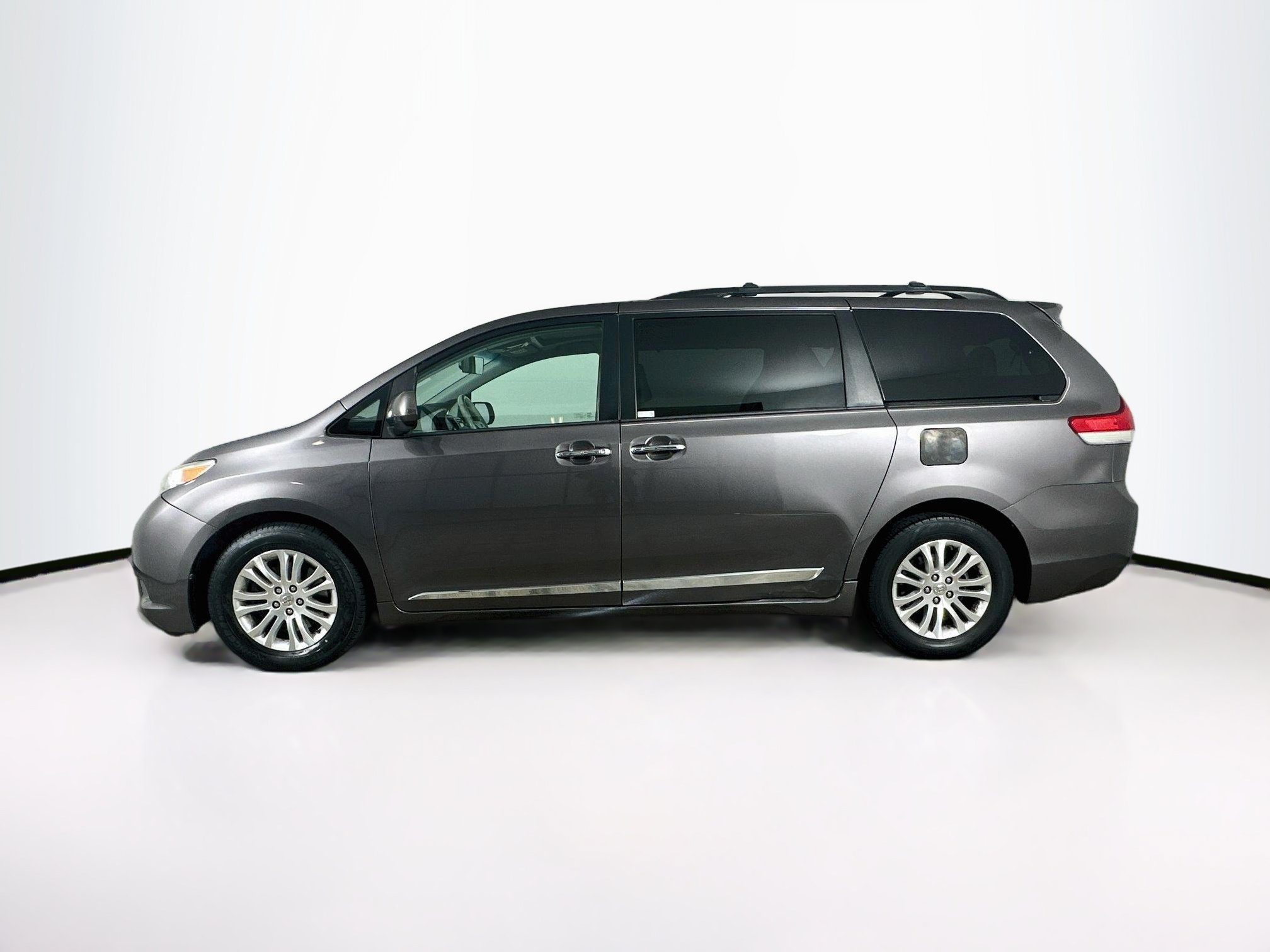 Used 2013 Toyota Sienna XLE FWD image 4