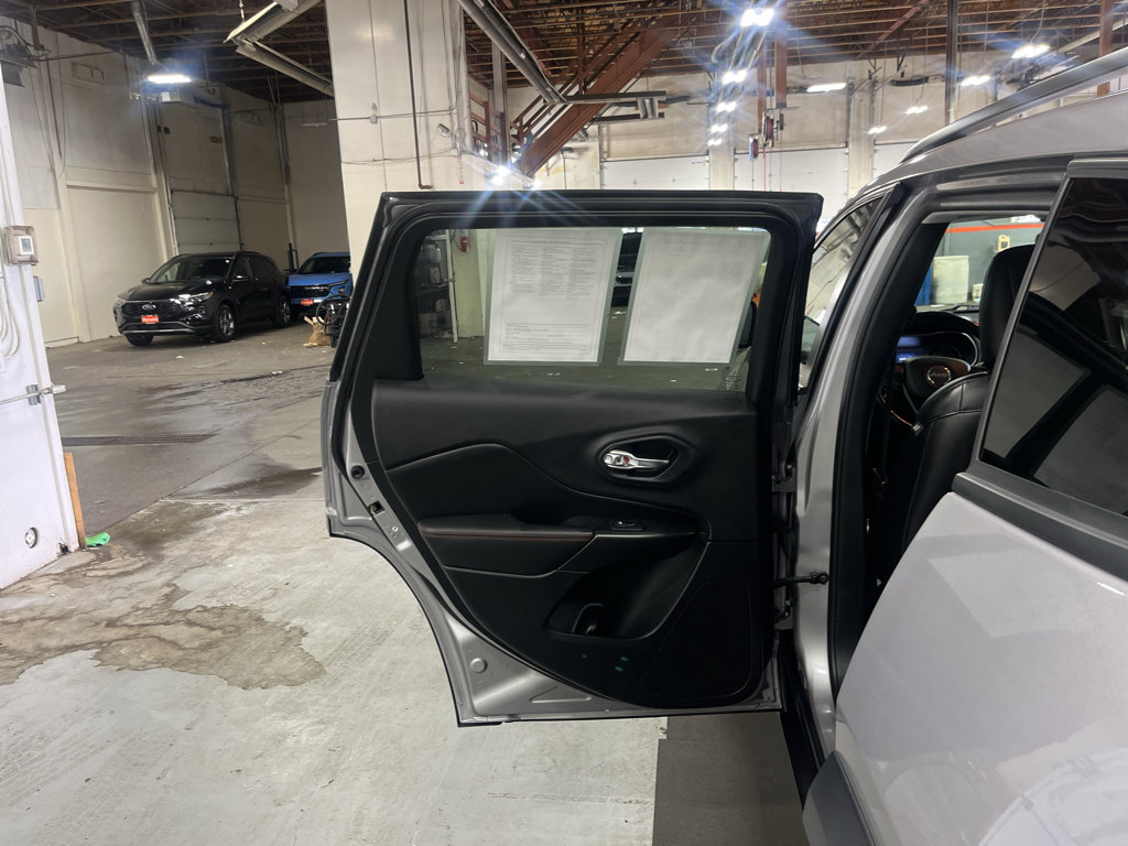 Used 2020 Jeep Cherokee Trailhawk AWD/4WD image 24