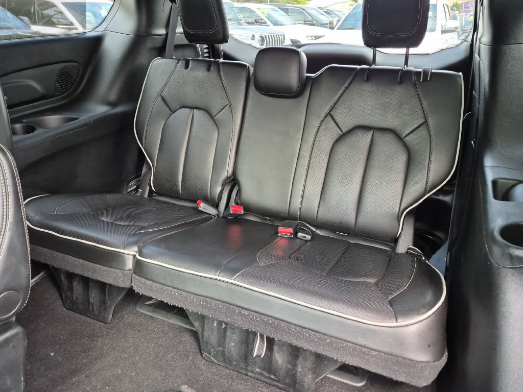 Used 2025 Chrysler Pacifica Limited FWD image 28