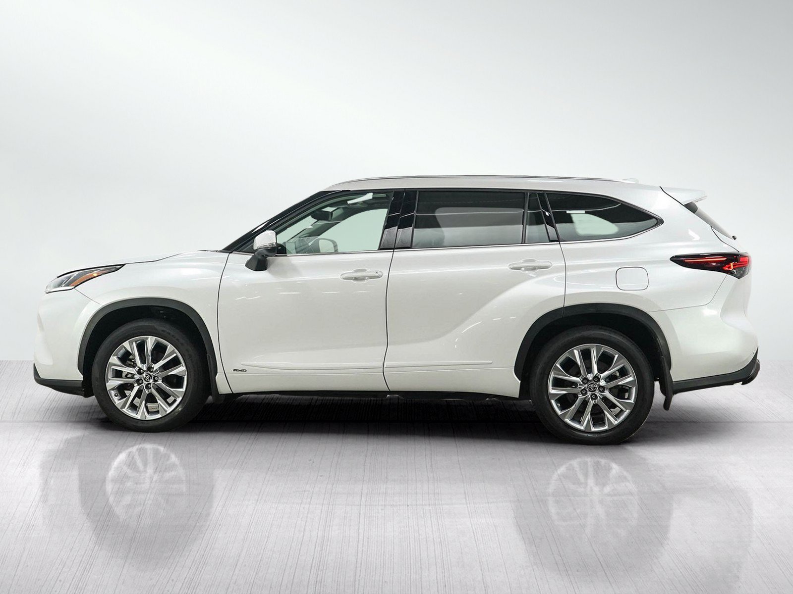 Used 2024 Toyota Highlander Limited AWD/4WD image 2