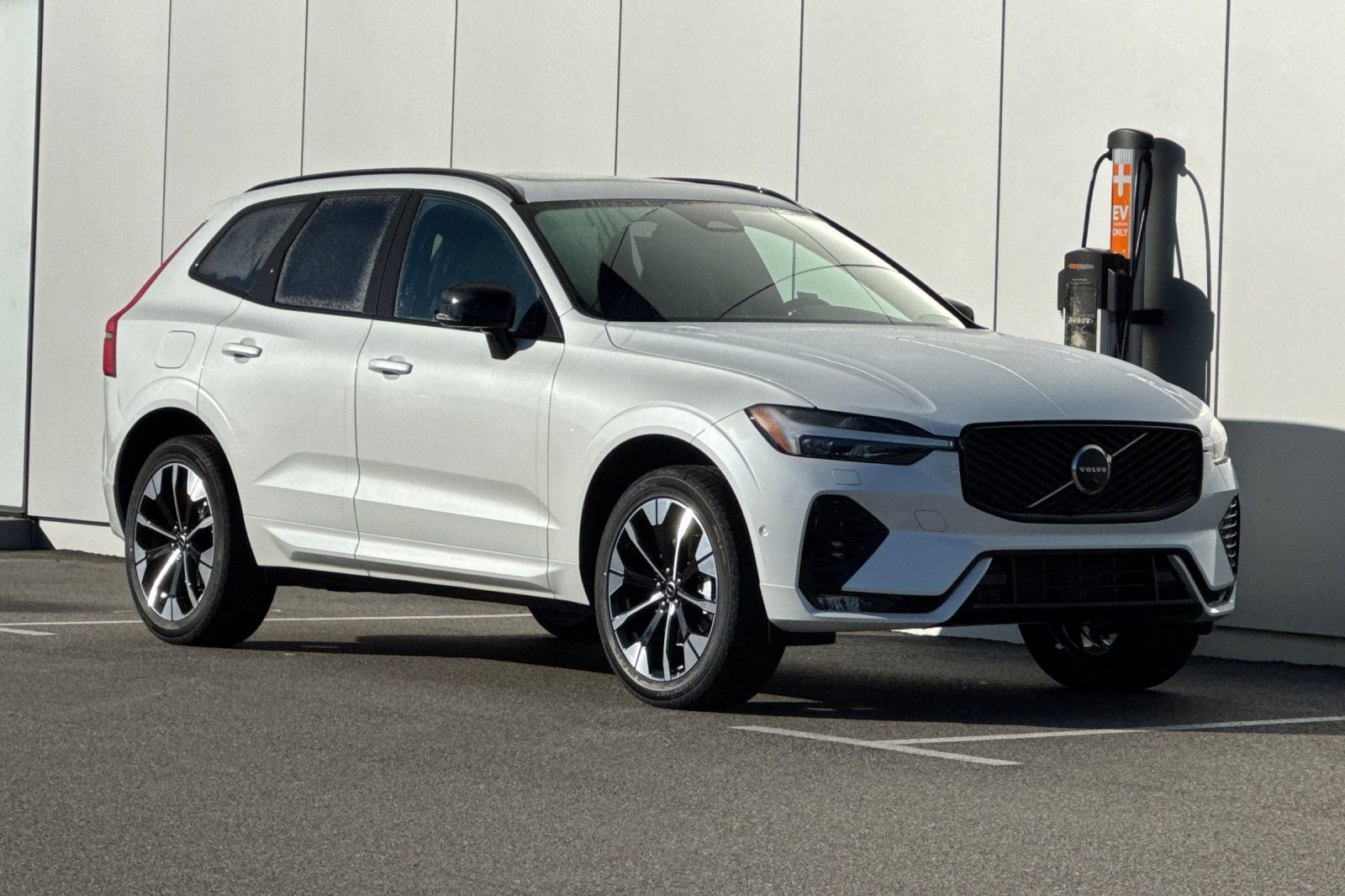 New 2026 Volvo XC60 B5 Plus w/ Protection Package Premier AWD/4WD image 7