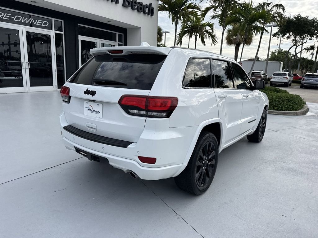 Used 2018 Jeep Grand Cherokee Altitude RWD image 3