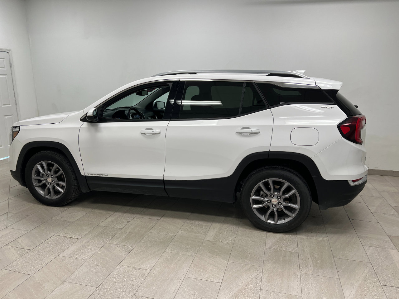 Used 2024 GMC Terrain SLT image 9