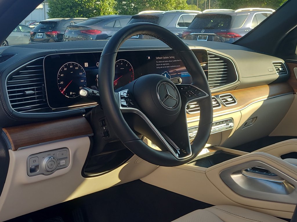Used 2025 Mercedes-Benz GLS 450 4MATIC image 10