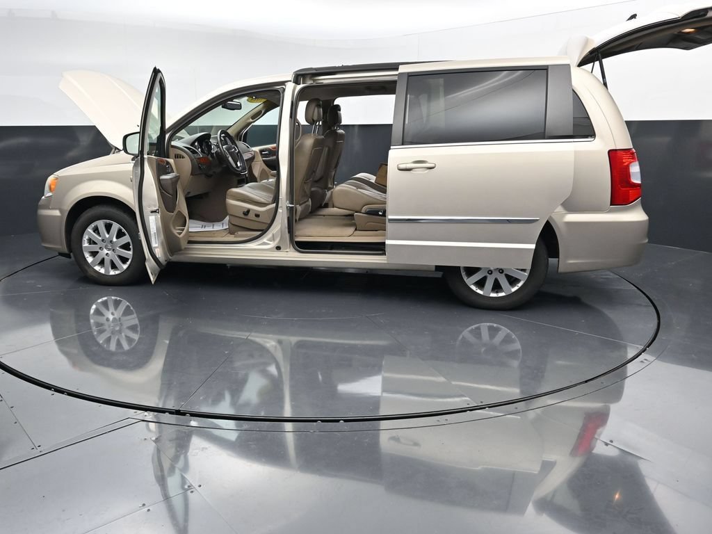 Used 2014 Chrysler Town & Country Touring FWD image 36
