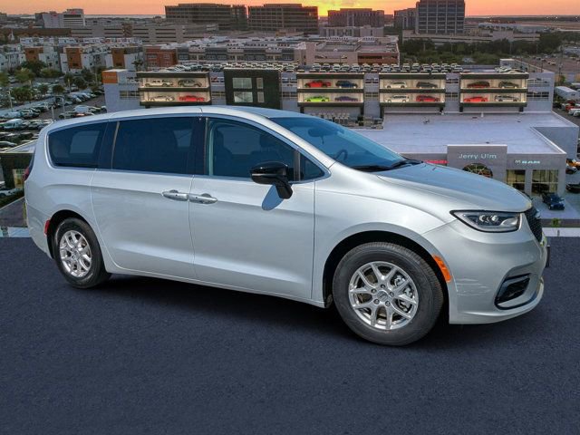 Used 2024 Chrysler Pacifica Touring-L FWD image 1