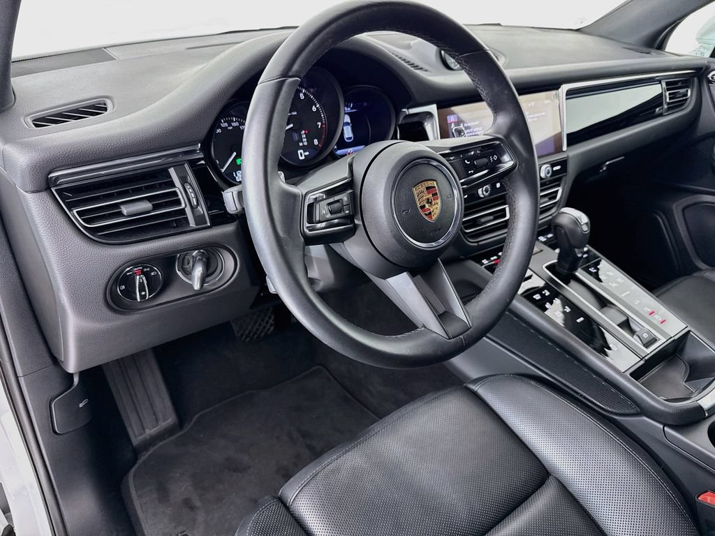 Certified 2025 Porsche Macan AWD/4WD image 4