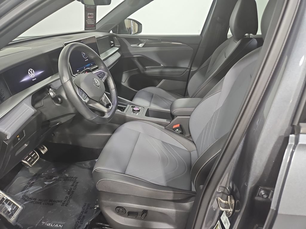 Certified 2025 Volkswagen Tiguan SE R-Line AWD/4WD image 10
