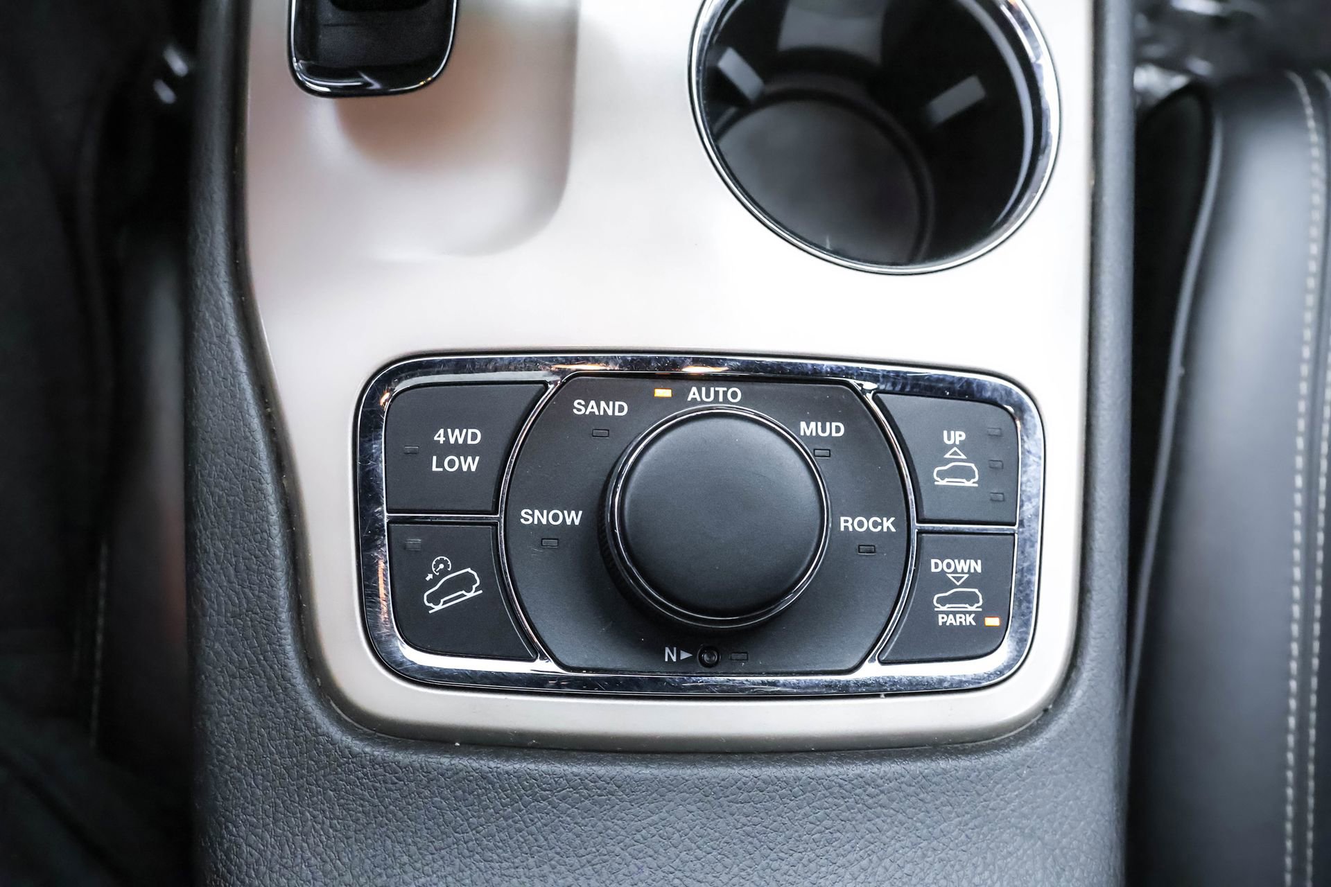 Used 2015 Jeep Grand Cherokee Overland w/ Advanced Technology Group image 16