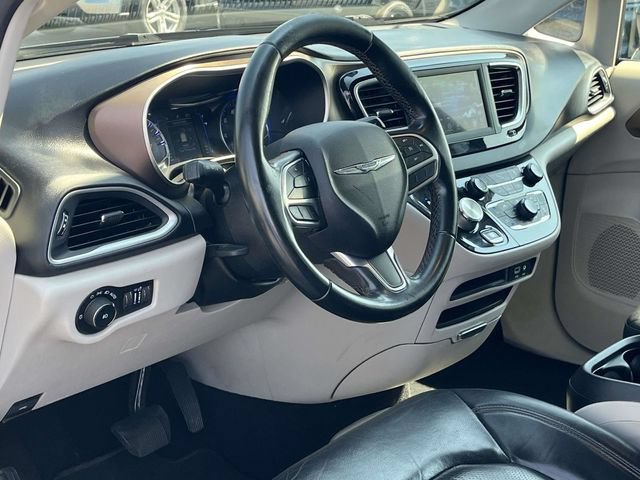 Used 2018 Chrysler Pacifica Touring-L FWD image 12