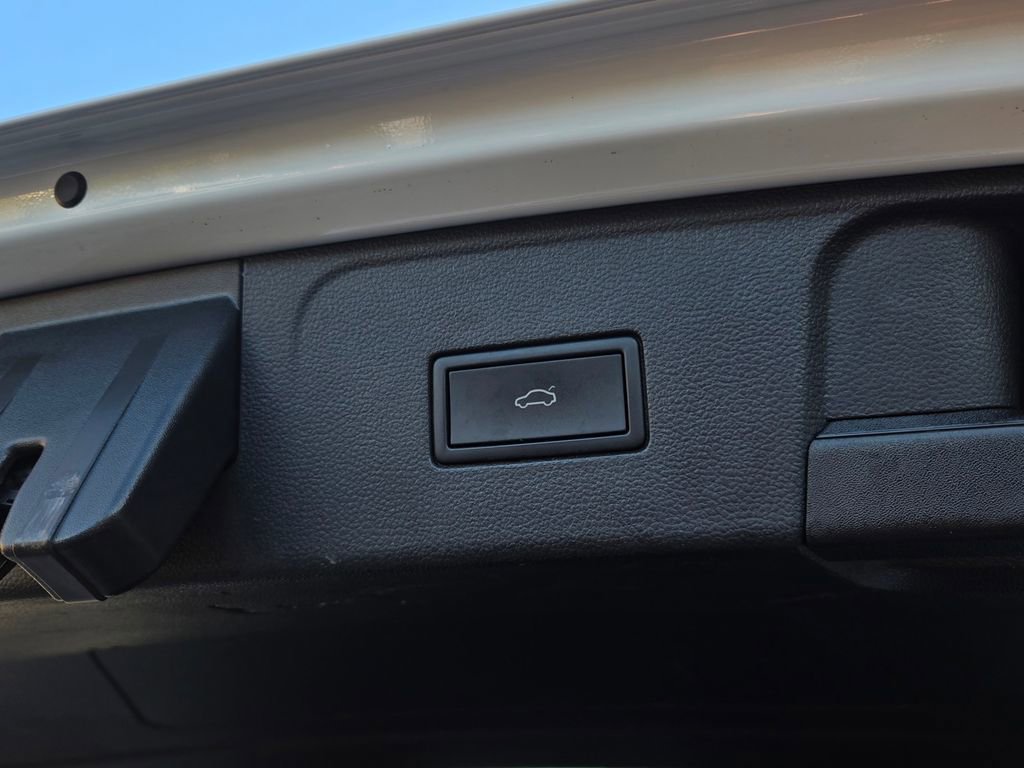 Used 2025 Volkswagen Atlas SEL Premium R-Line image 25