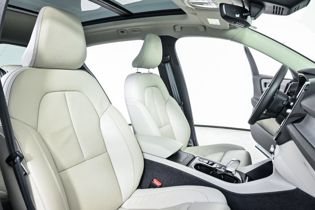 Certified 2024 Volvo XC40 B5 Plus w/ Protection Package Premier image 25