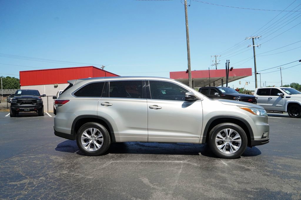 Used 2015 Toyota Highlander XLE FWD video 2