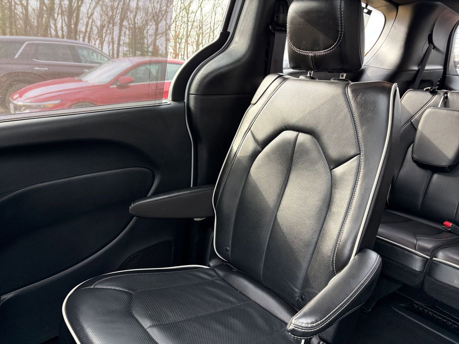 Used 2025 Chrysler Pacifica Limited image 43