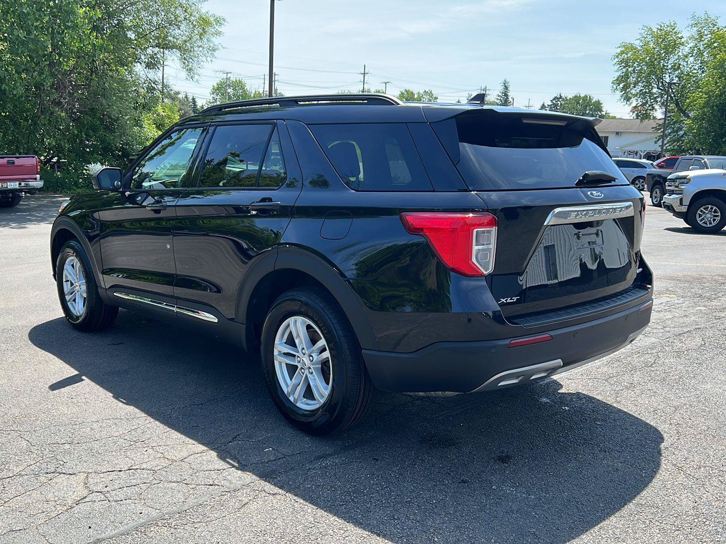 Used 2023 Ford Explorer XLT w/ Equipment Group 202A AWD/4WD image 3
