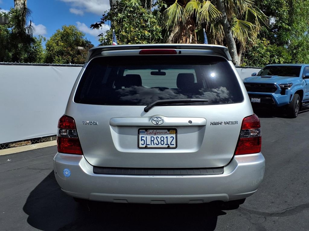 Used 2005 Toyota Highlander 2WD w/ 3rd Row image 6