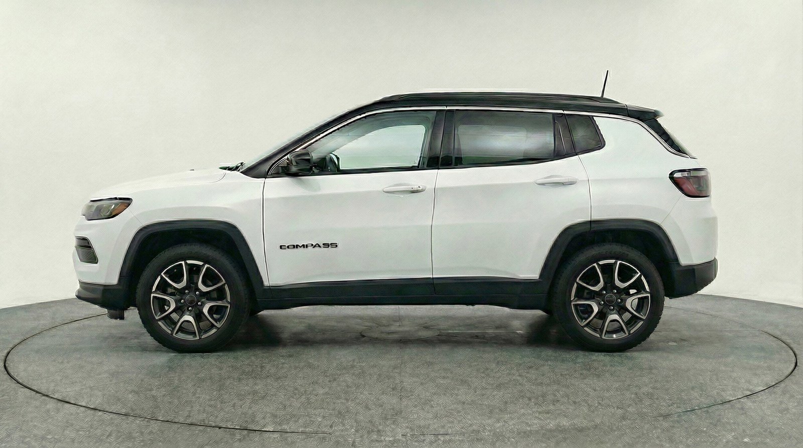 Used 2025 Jeep Compass Trailhawk image 4