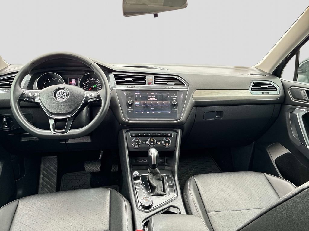 Used 2020 Volkswagen Tiguan SE w/ Panoramic Sunroof Package image 17